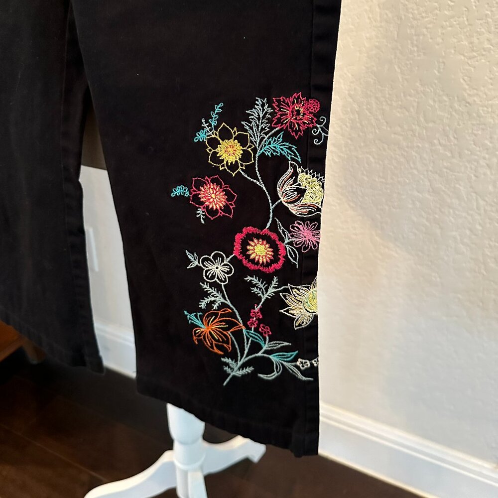RAFAELLA Wide Leg Capris with Embroidery - Picture 3 of 9
